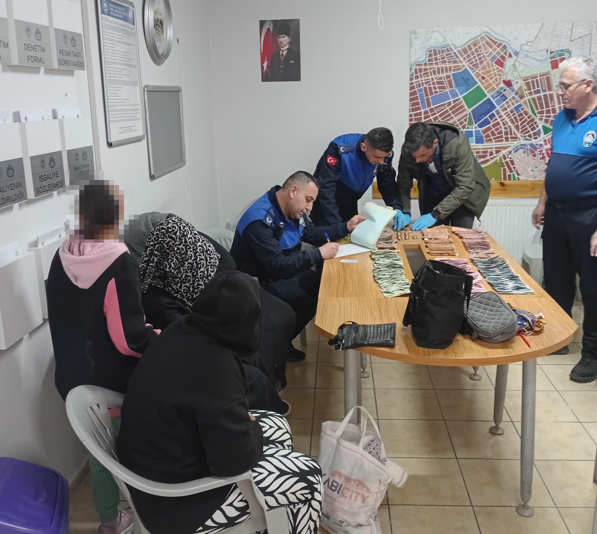 Engelli Çocukla Dilencilik Yapan İki Kadın Suçüstü Yakalandı