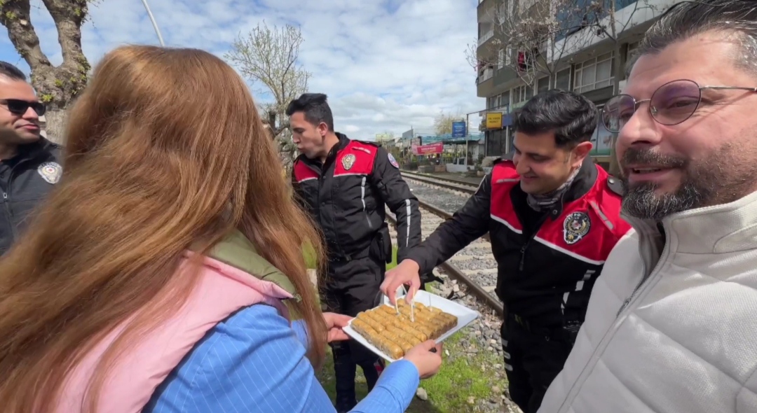 Gazetecilerden Polislere Baklavalı Sürpriz Kutlama
