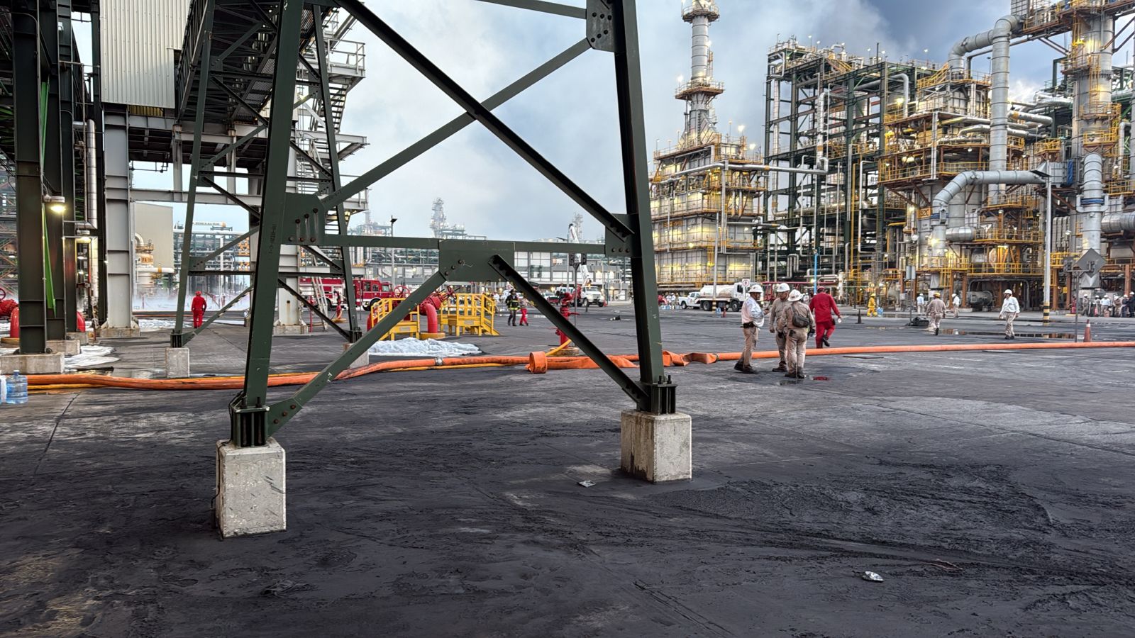 Meksika'daki Petrol Rafinerisinde Yangın Çıktı