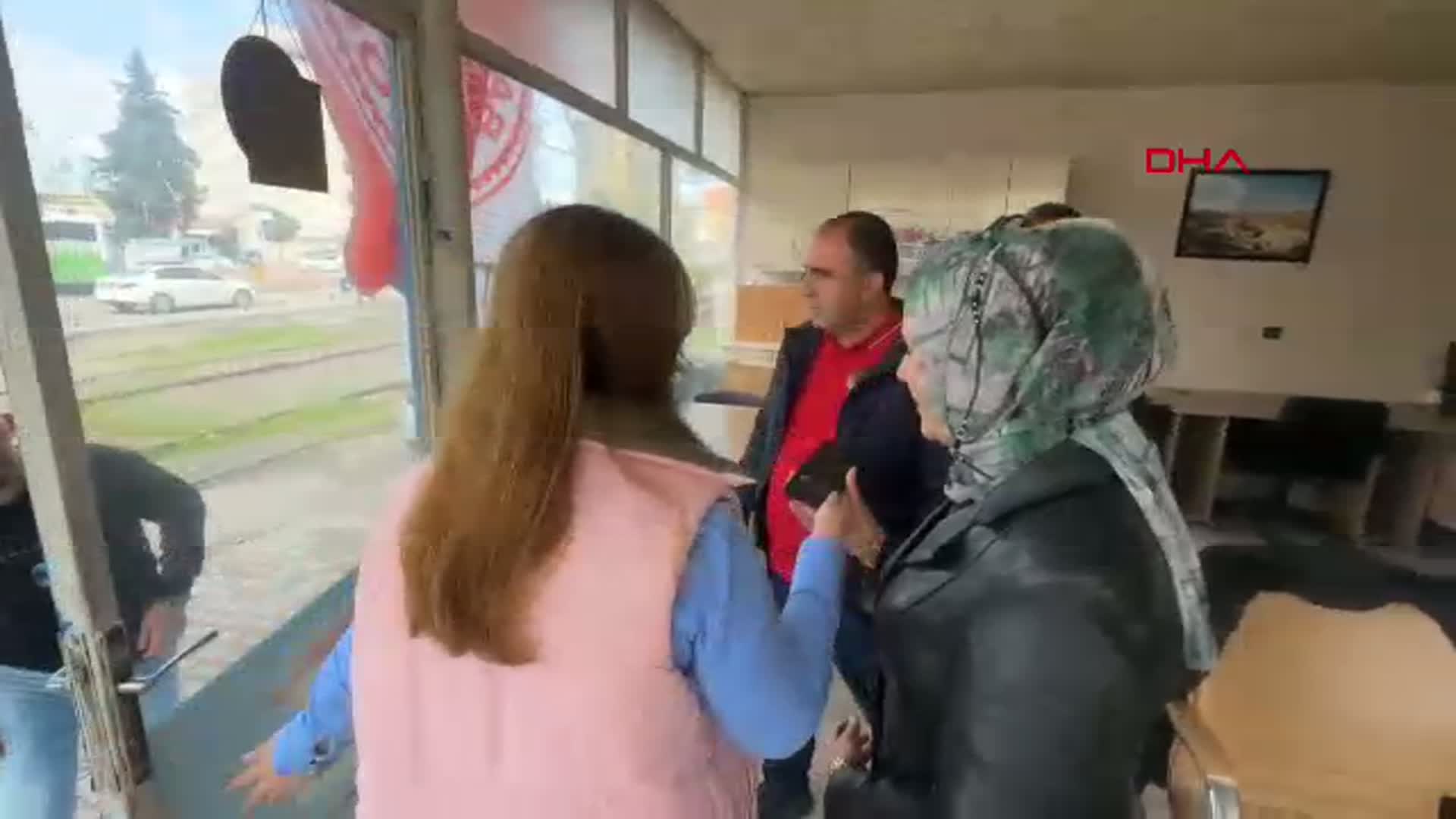 Batman'da Polisler İçin Gazetecilerden Baklava İle Kutlama