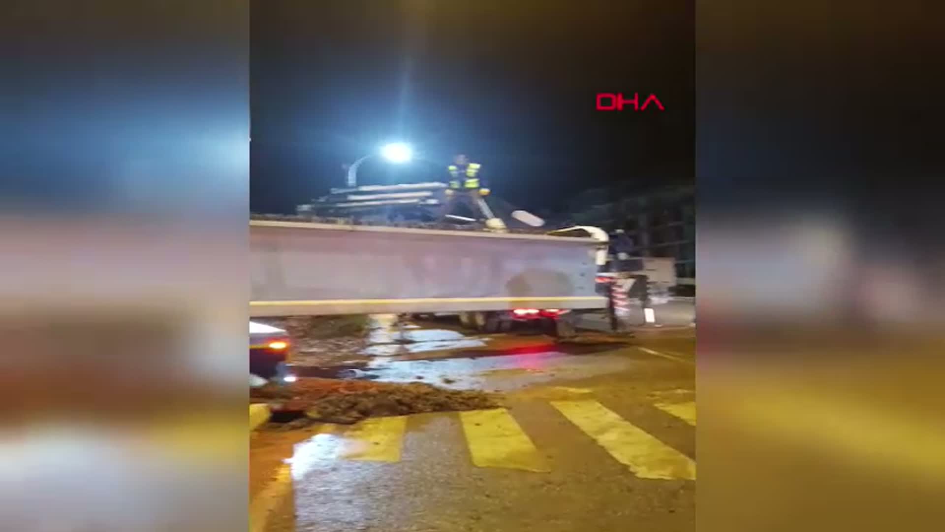 Siirt'teki Köprü Kirişi Kavşakta Takıldı, Yol 8 Saat Kapalı Kaldı
