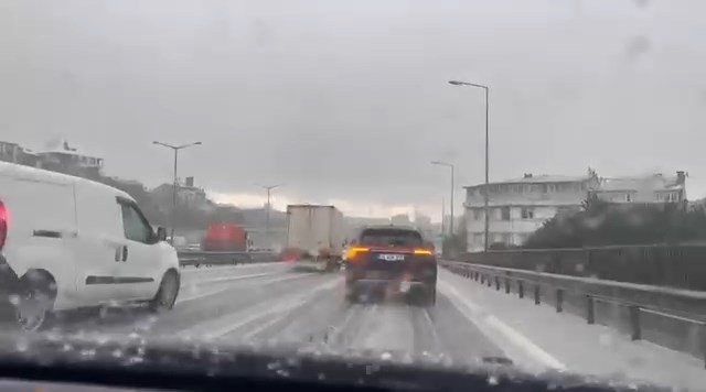 İstanbul’da Dolu Yağışı Yolları Beyaza Bürüdü