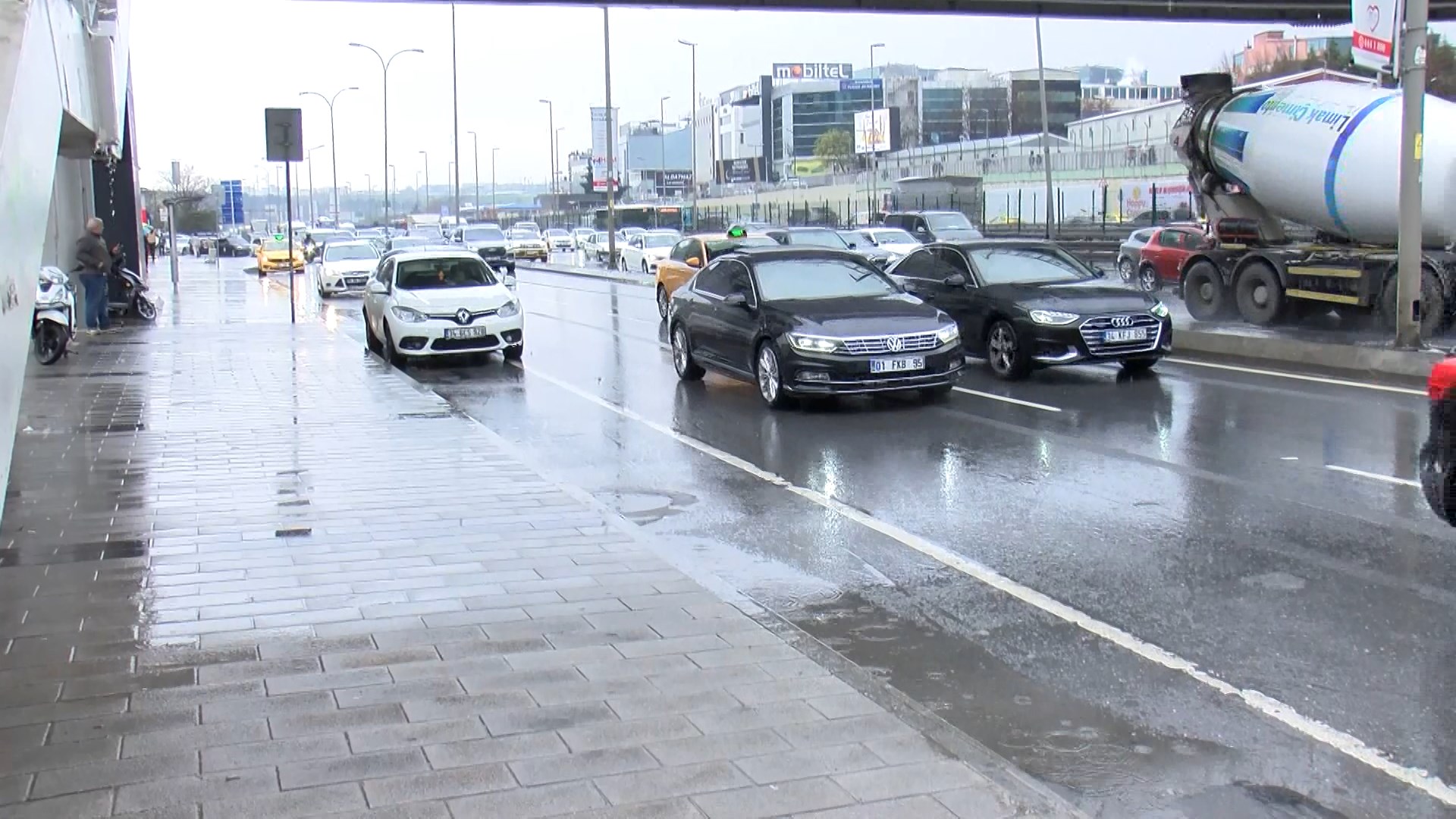 İstanbul'da Yağmur, Trafik Yoğunluğunu Artırdı