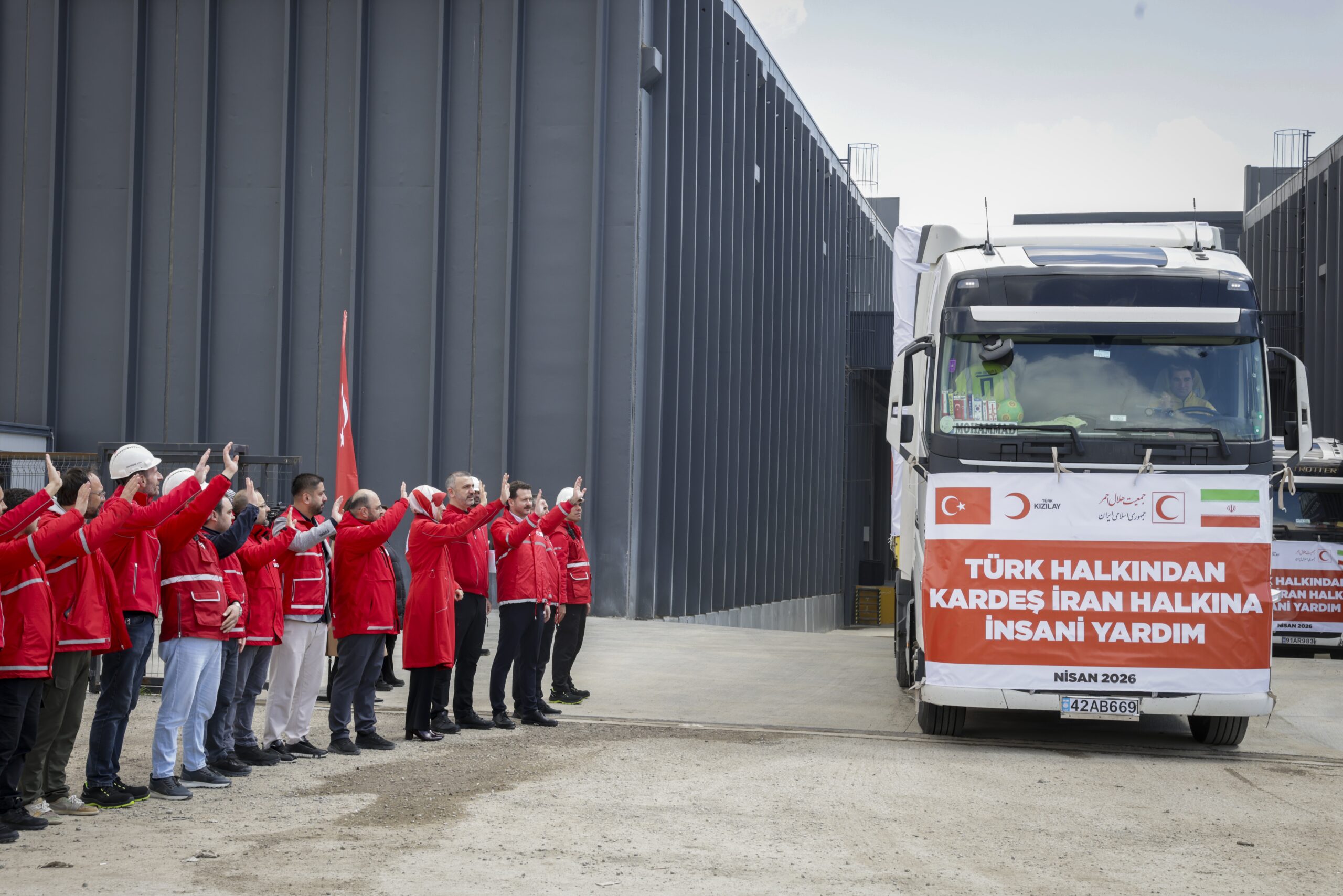 Türk Kızılay, İran'a 4 TIR İnsani Yardım Gönderdi