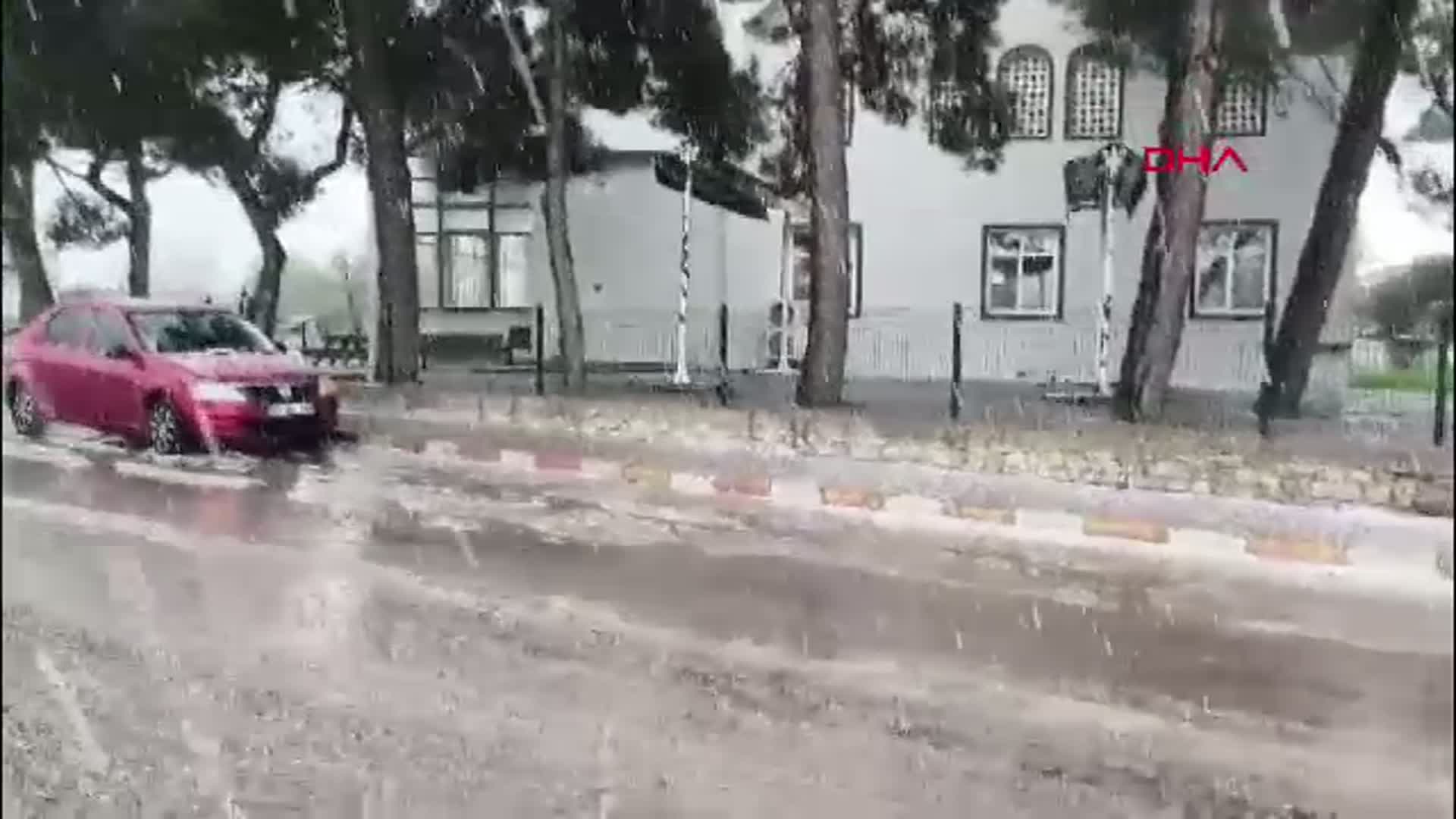 Edirne'de Aniden Bastıran Dolu Yağışı Her Yeri Beyaza Bürüdü