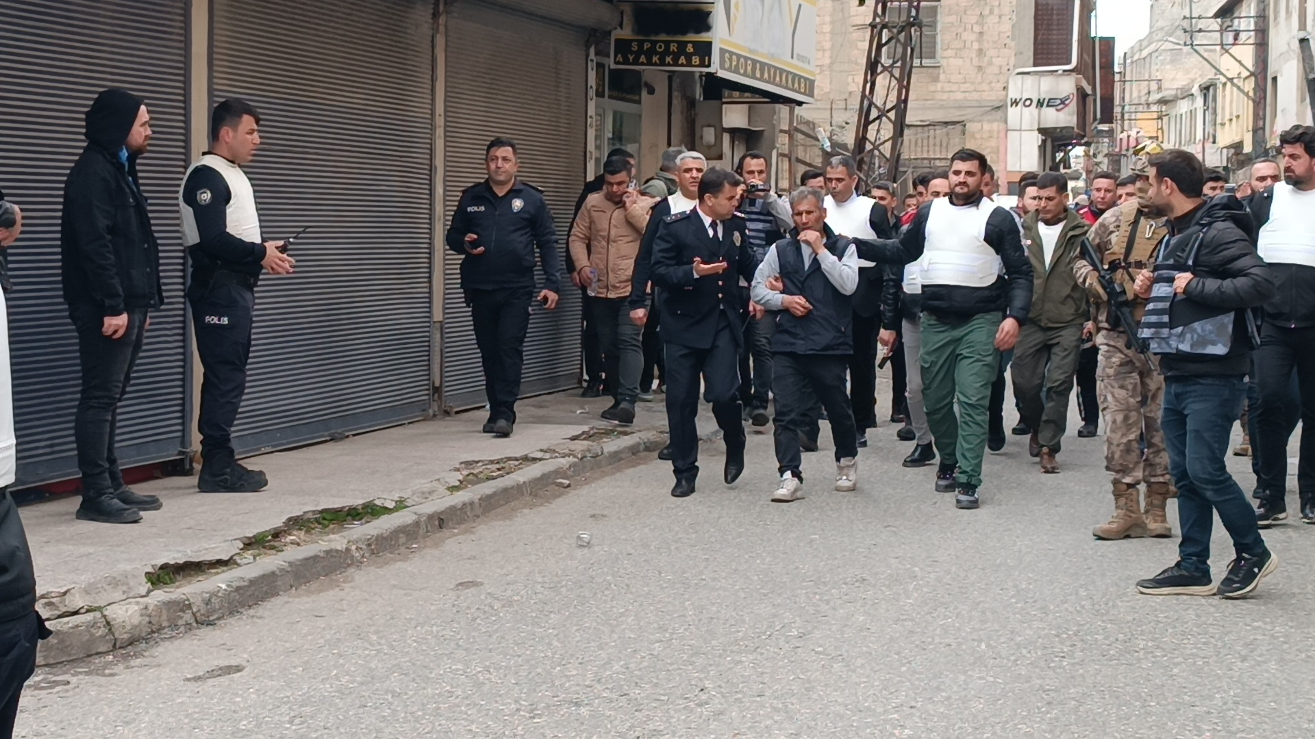 Cezaevi Firarisi 5 Kişiyi Rehin Alıp Teslim Oldu