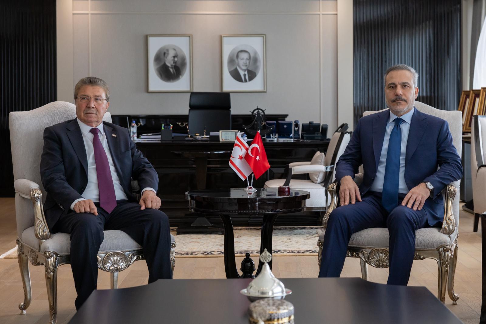 Dışişleri Bakanı Hakan Fidan, KKTC Başbakanı Ünal Üstel ile Görüştü