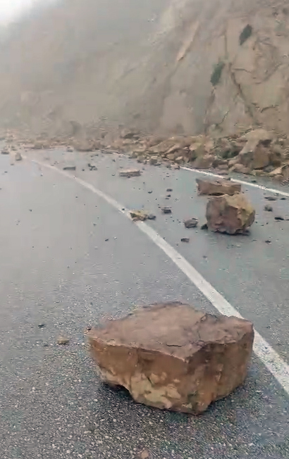 Tokat'ta Yağış Sonrası Kaya Parçaları Yola Düştü