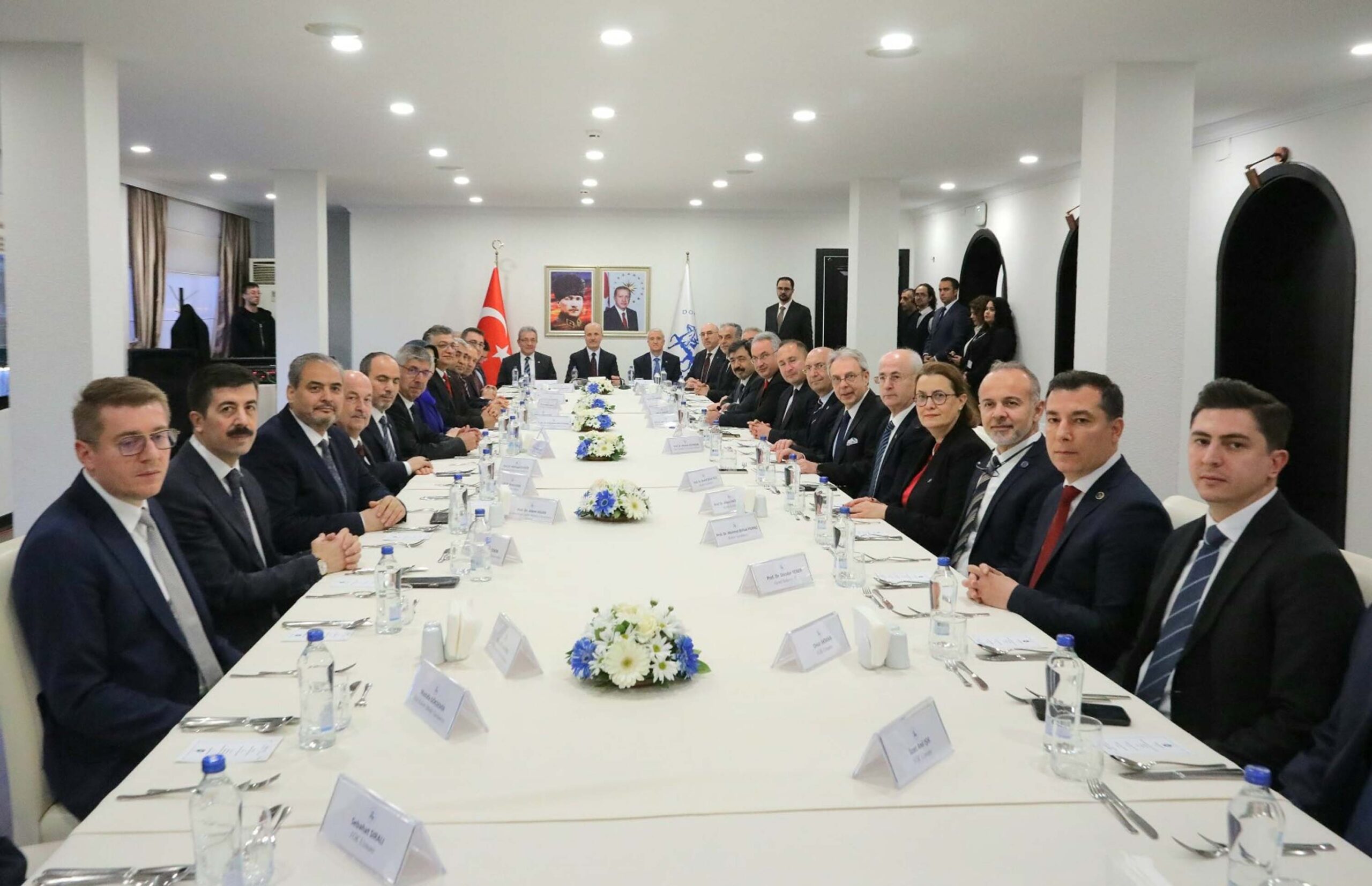 YÖK Başkanı Erol Özvar, Ege Bölgesi Üniversiteleriyle İşbirliği İçin İzmir'de Toplandı