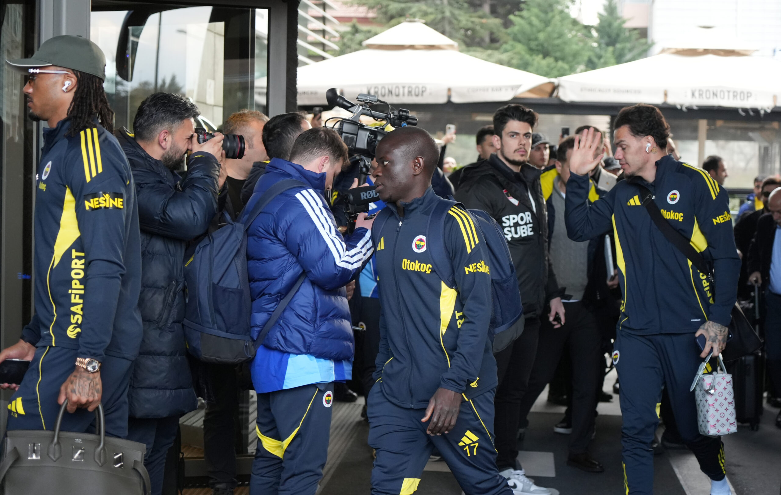 Fenerbahçe, Kayseri'de Taraftar Coşkusu ile Karşılandı