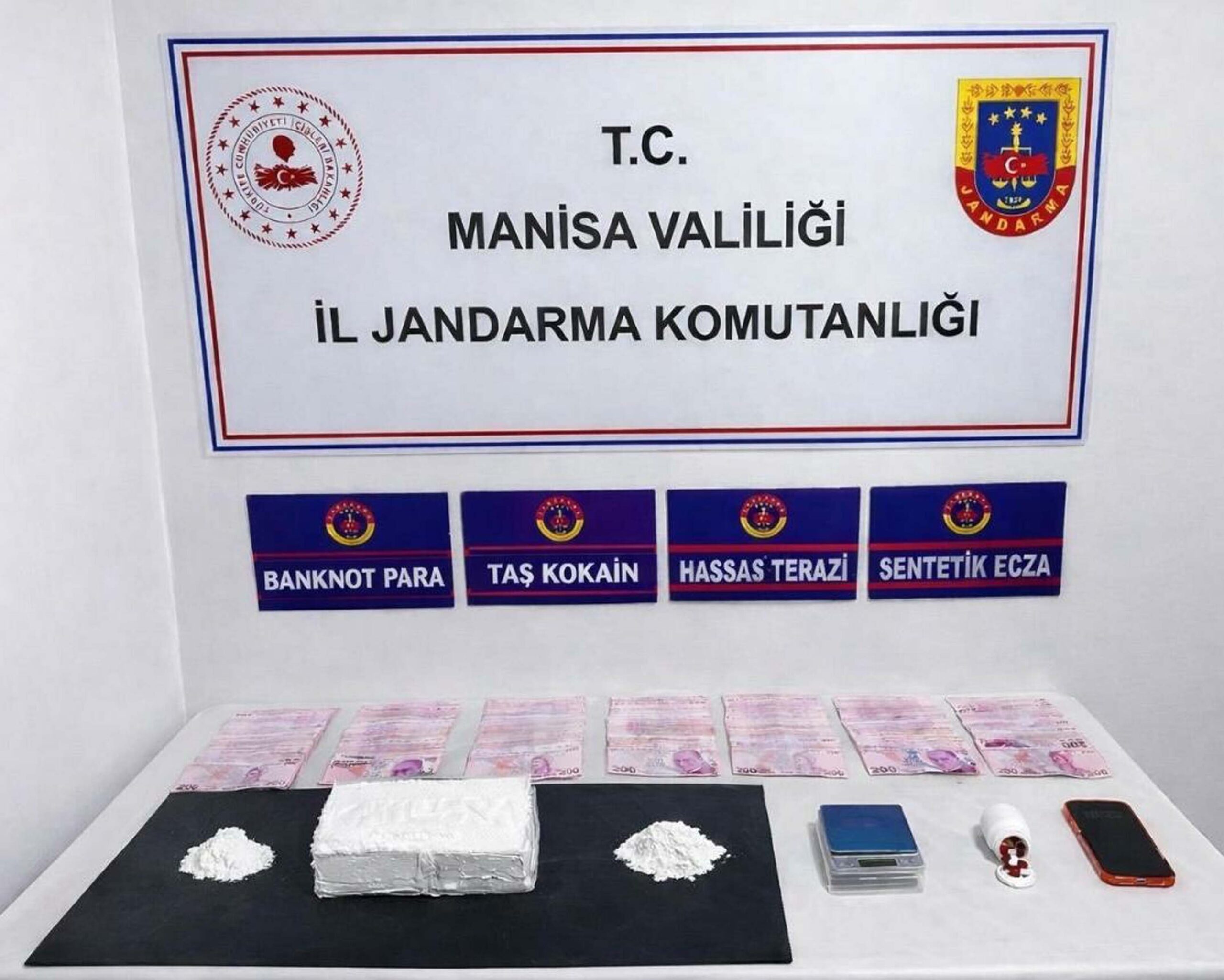 Manisa'da Büyük Uyuşturucu Operasyonu: 2 Kilo Kokain Ele Geçirildi