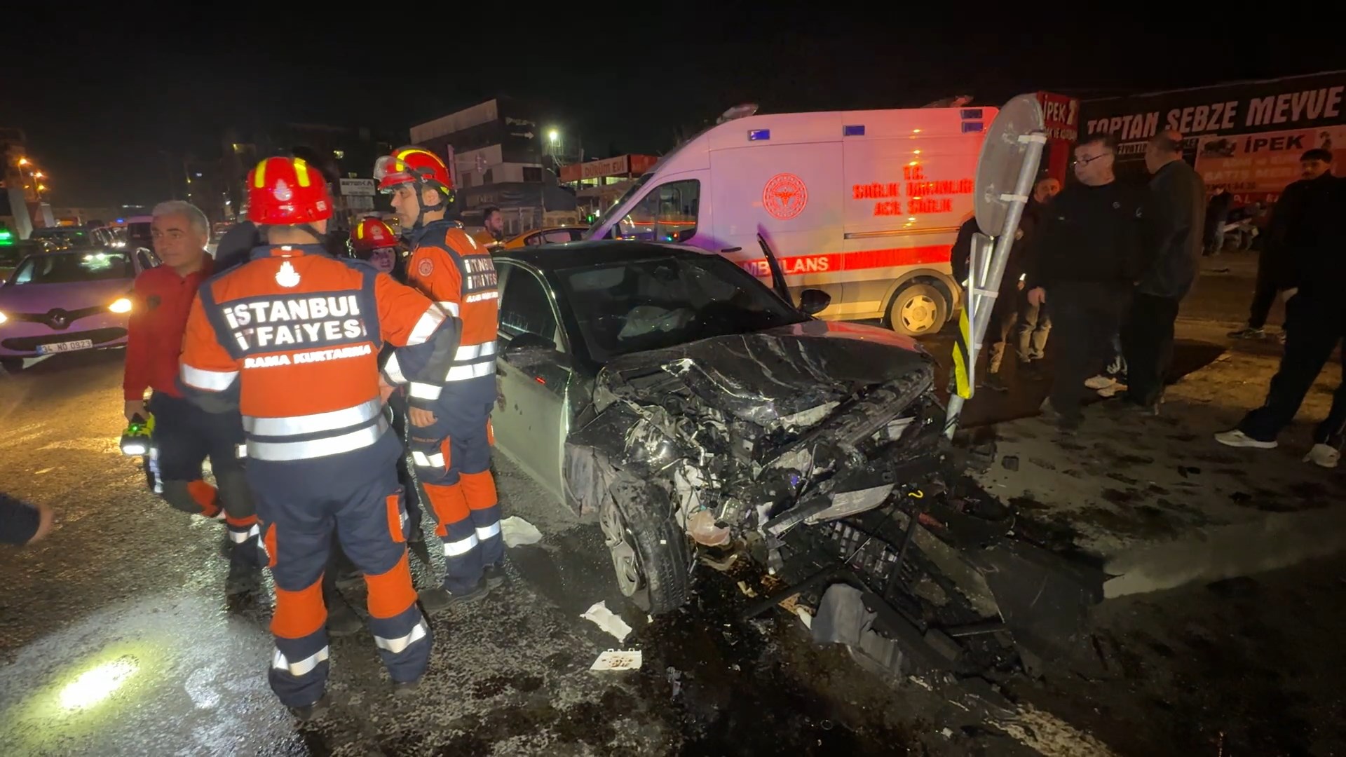 Avcılar'da Feci Kaza: İki Araç Çarpıştı, 4 Yaralı
