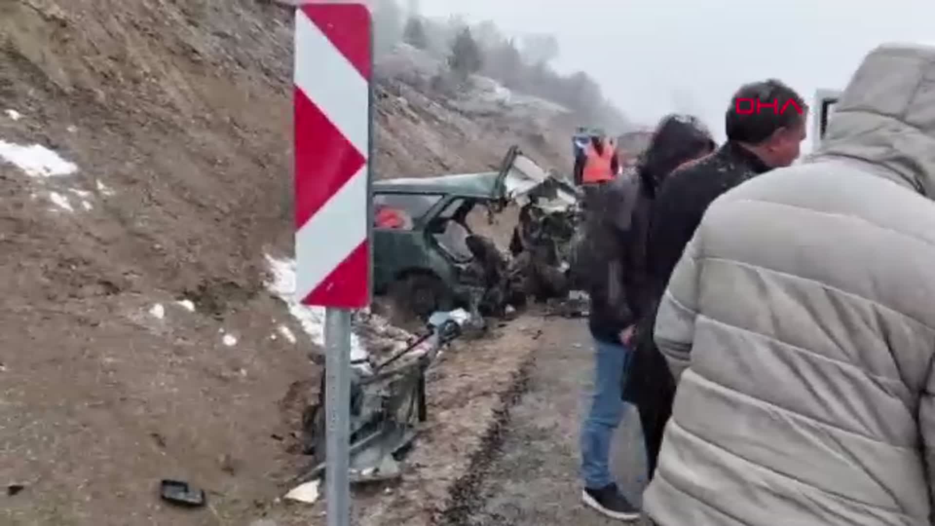Gümüşhane'de Öğretmenleri Taşıyan Minibüs ile Otomobil Çarpıştı: 1 Hayatını Kaybetti, 9 Yaralı