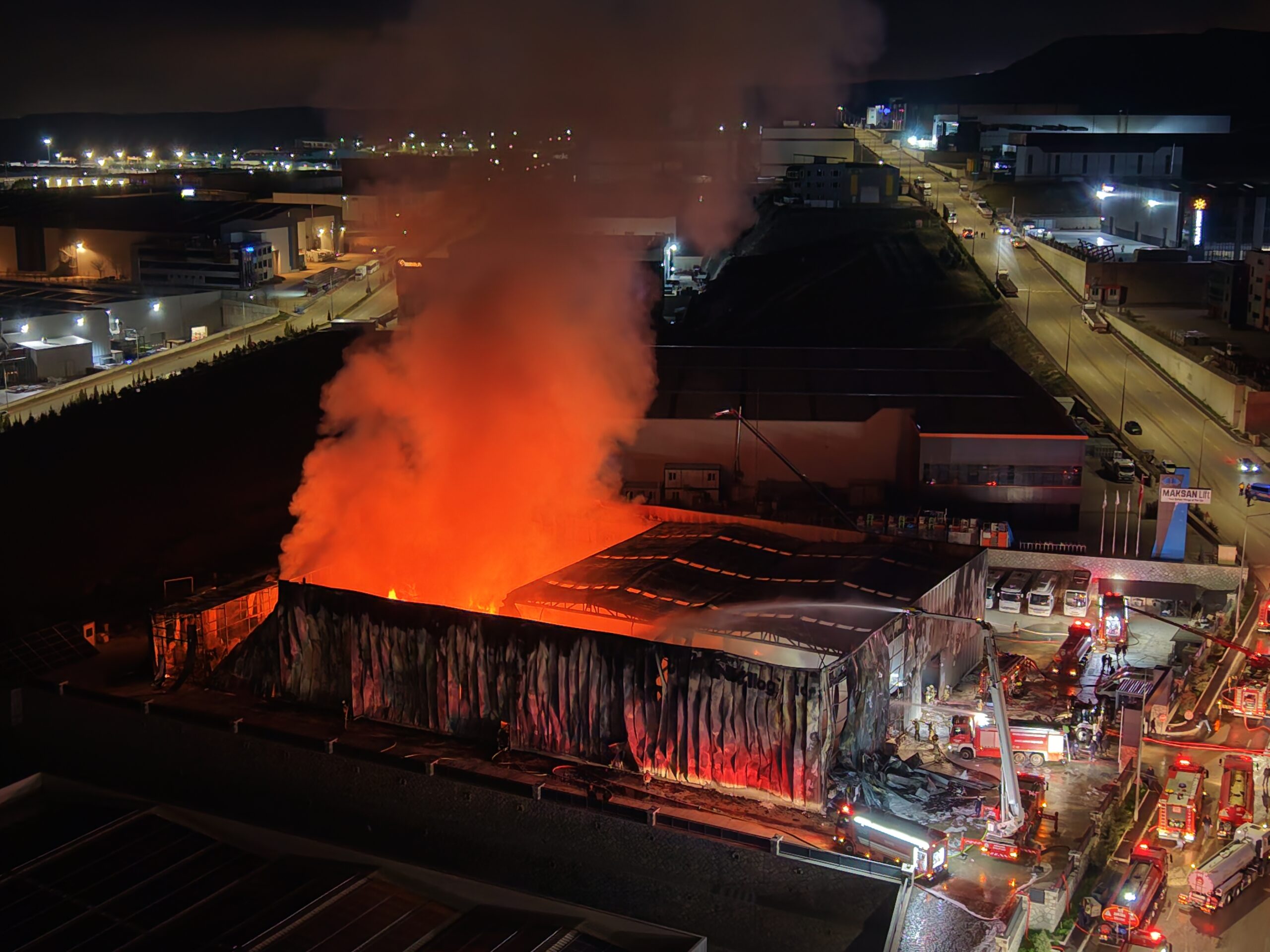 Ankara'daki Medikal Malzeme Fabrikasında Yangın: 35 Kişi Tahliye Edildi