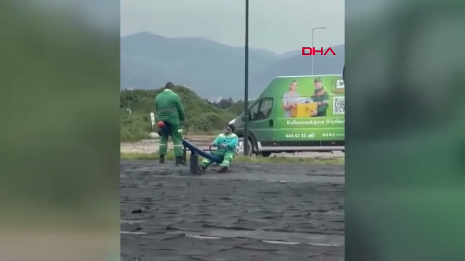 Bursa'da Temizlik İşçileri Mola Verince Çocukluğa Dönüştü