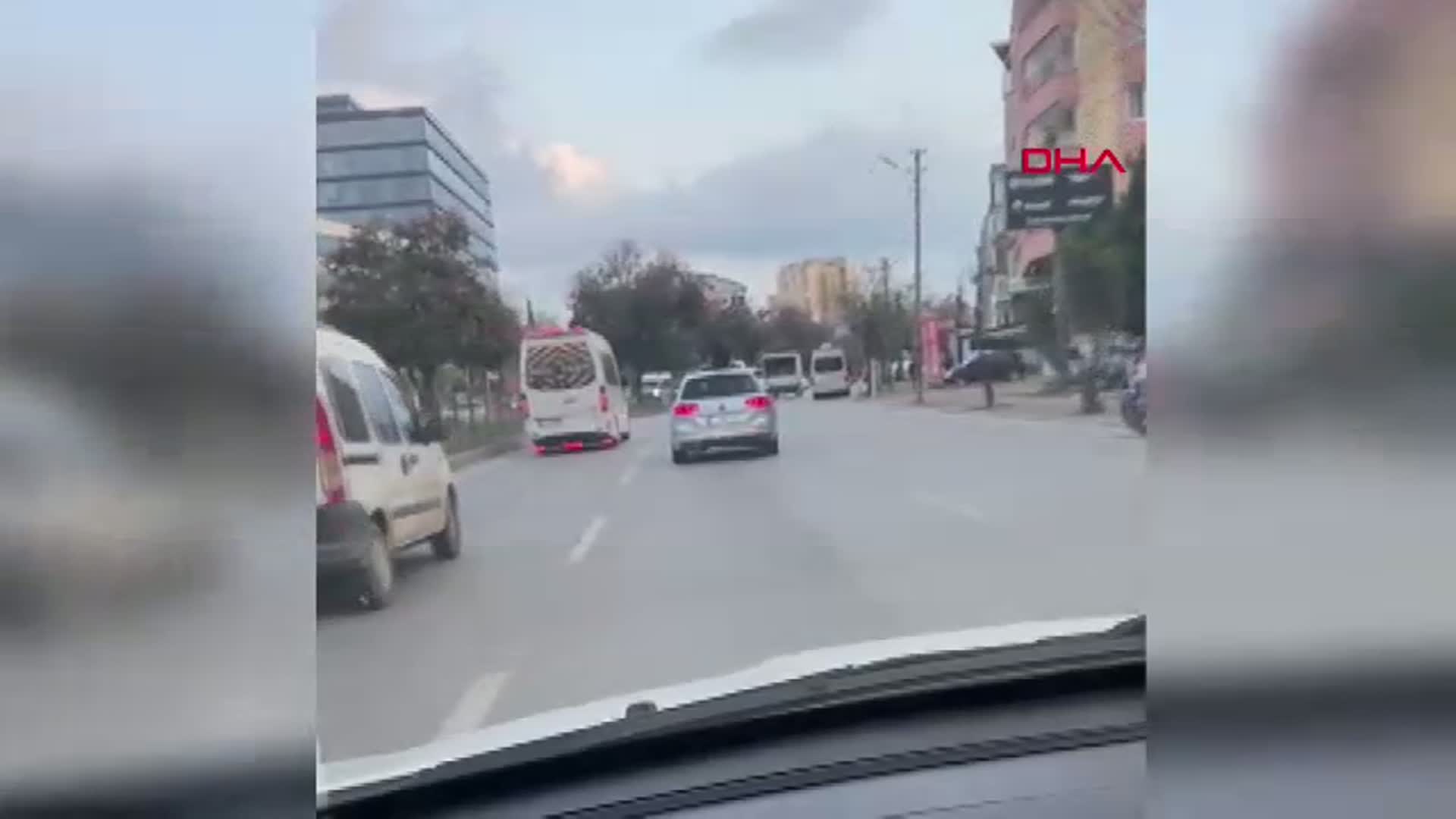 Antalya'da Aracın Tavanında Dans Eden Kadın Trafiği Tehdit Etti