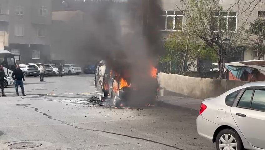 Ataşehir'de Park Halindeki Hafif Ticari Araç Yandı
