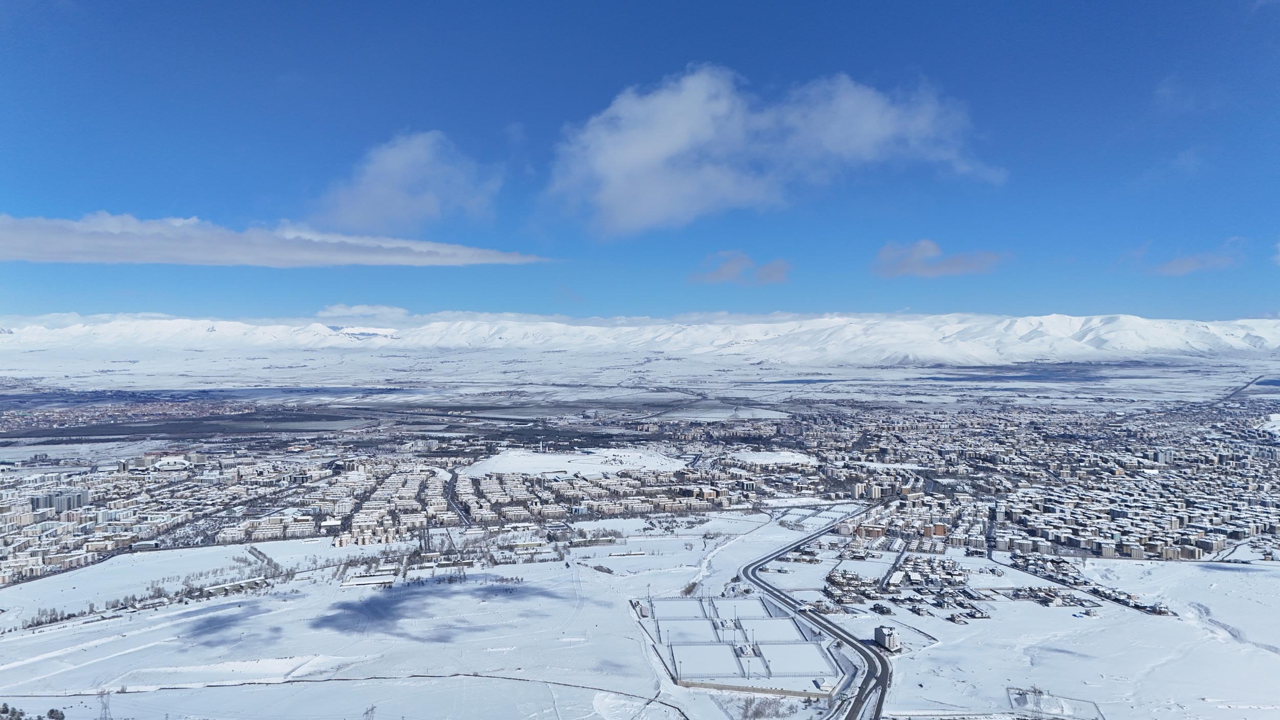 Erzurum ve Ardahan'da Kar Yağışı Mükemmel Manzaralar ve Zorluklar Yaratıyor