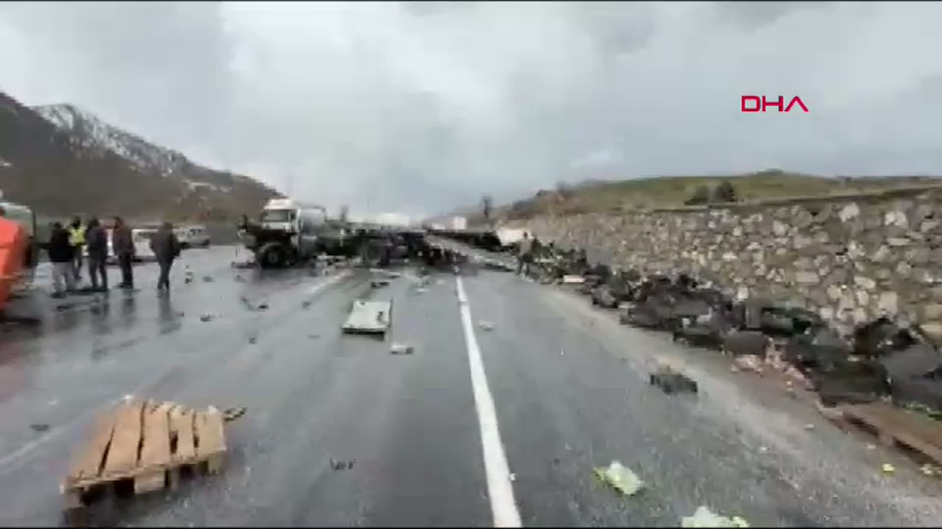 Bitlis'te Karayolları Aracıyla TIR Çarpıştı: 1'i Ağır, 3 Yaralı
