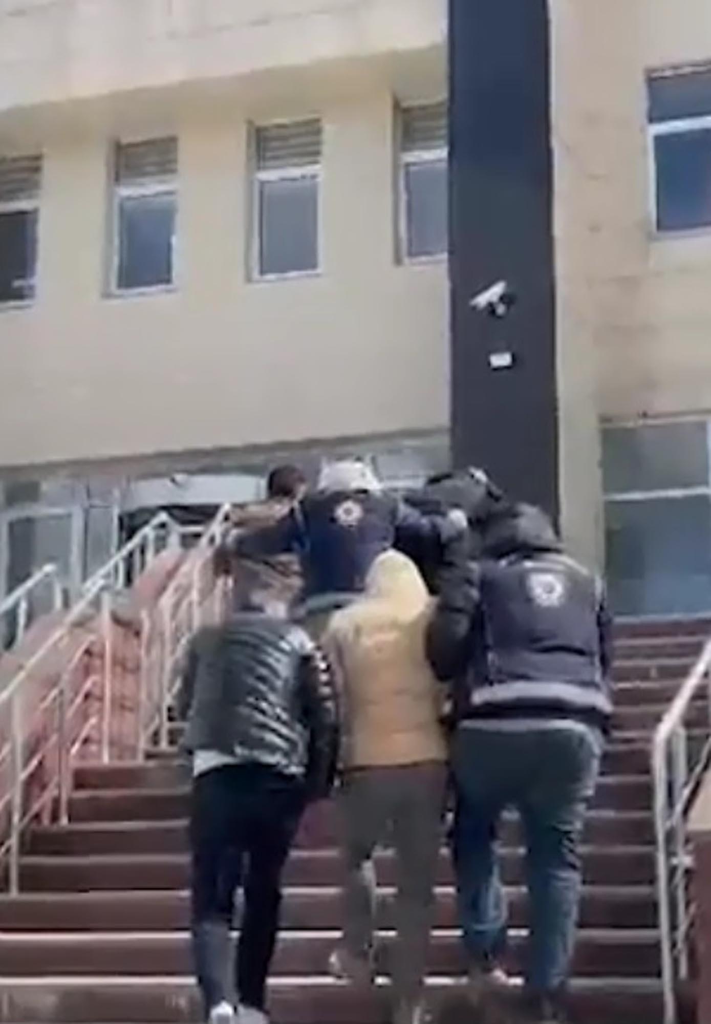 Kars'ta Durdurulan Hafif Ticari Araçta 6 Kaçak Göçmen Yakalandı