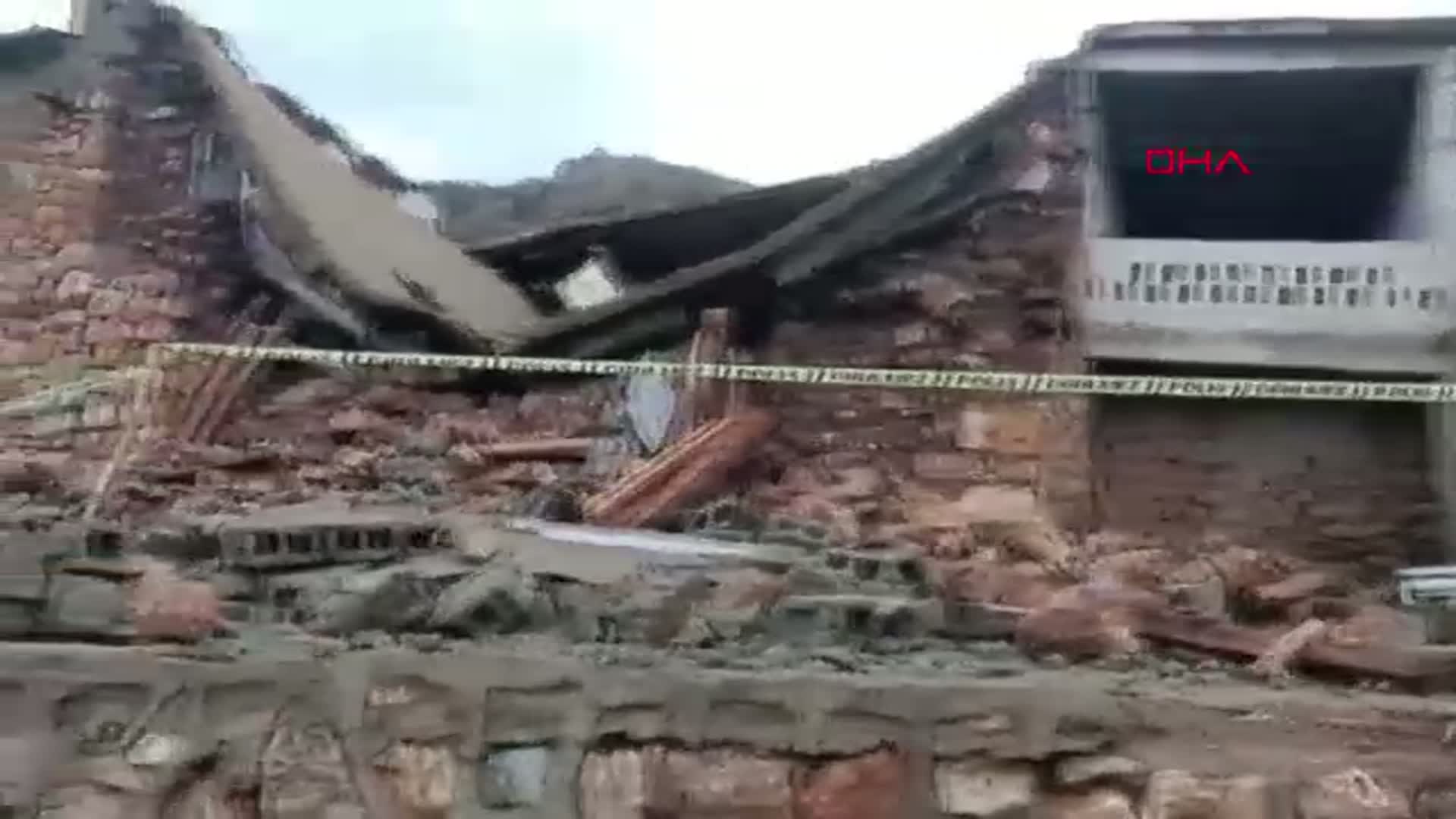 Siirt'te Sağanak Nedeniyle Metruk Ev Çöktü