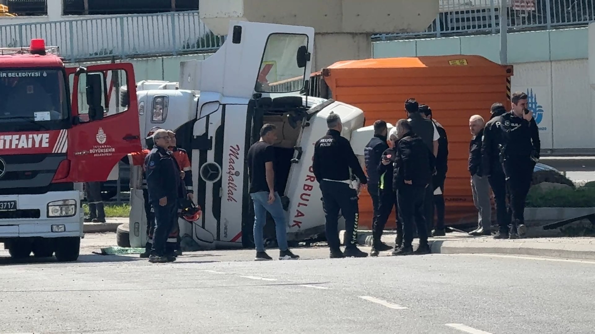 Beylikdüzü'nde TIR Devrildi: Şoför Hastaneye Kaldırıldı
