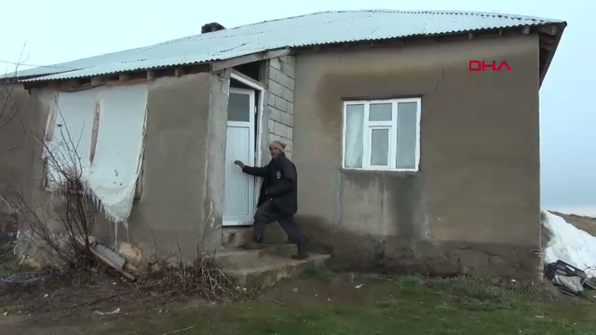 Yüksekova'da Yıldırım Düşen Evde Büyük Hasar