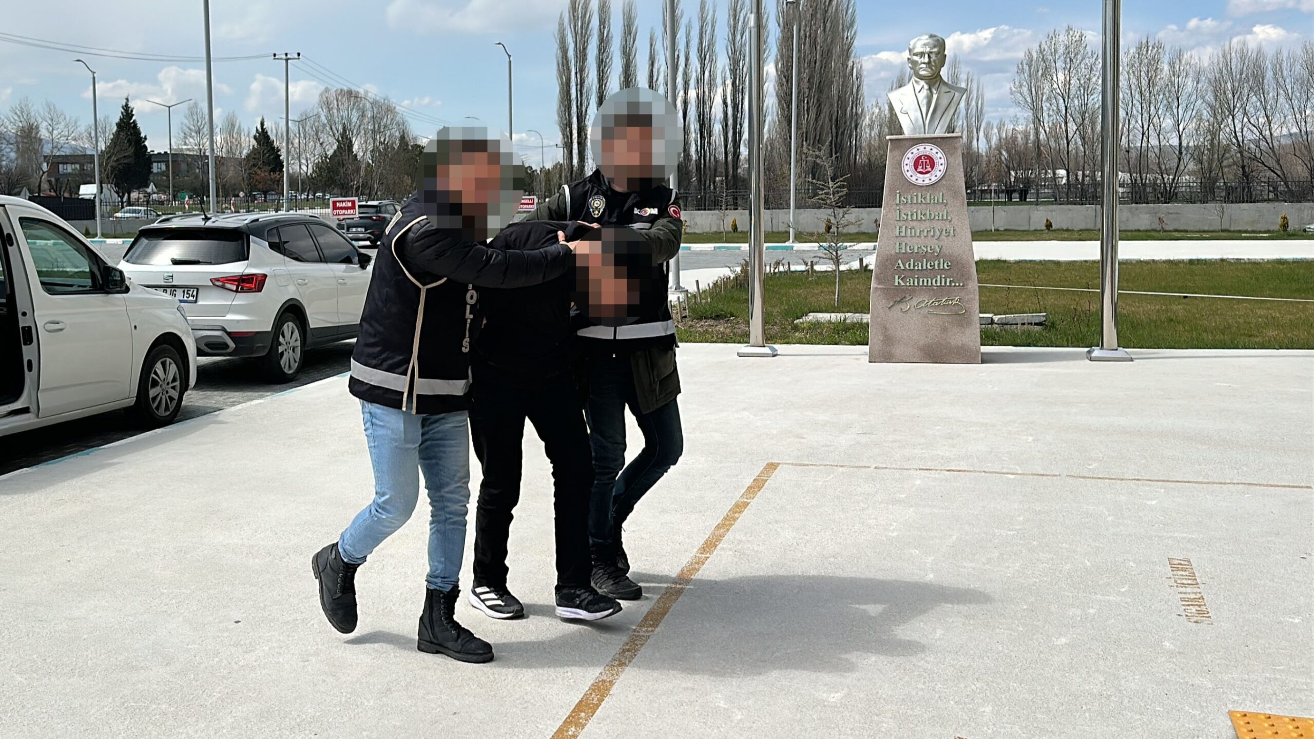 Kütahya'da Daltonlar Suç Örgütü ile Bağlantılı Şüphelilerin Araçlarından El Bombası Çıktı