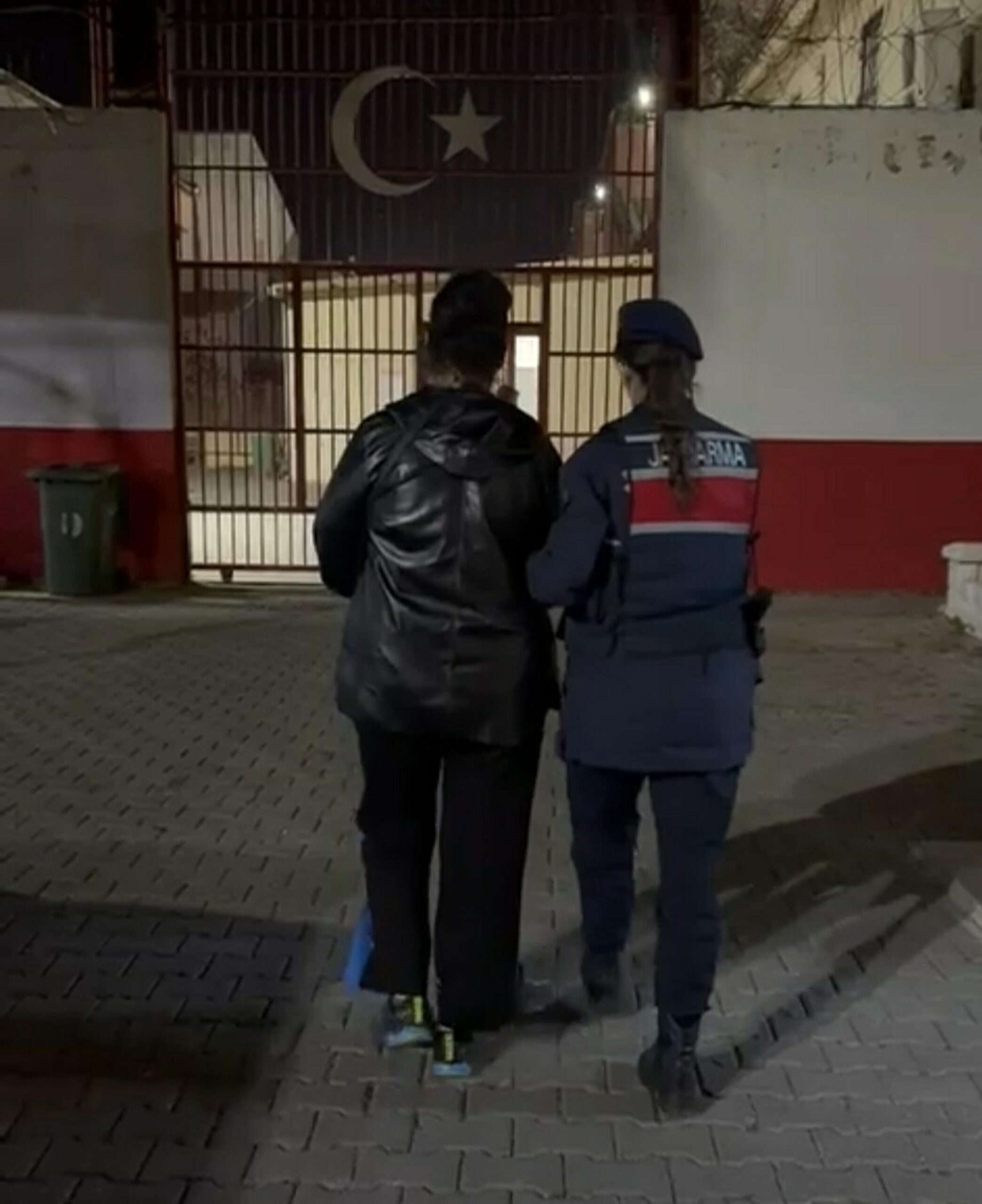 Kuşadası’nda 73 Yıl Hapis Cezasıyla Aranan Kadın Hükümlü Yakalandı