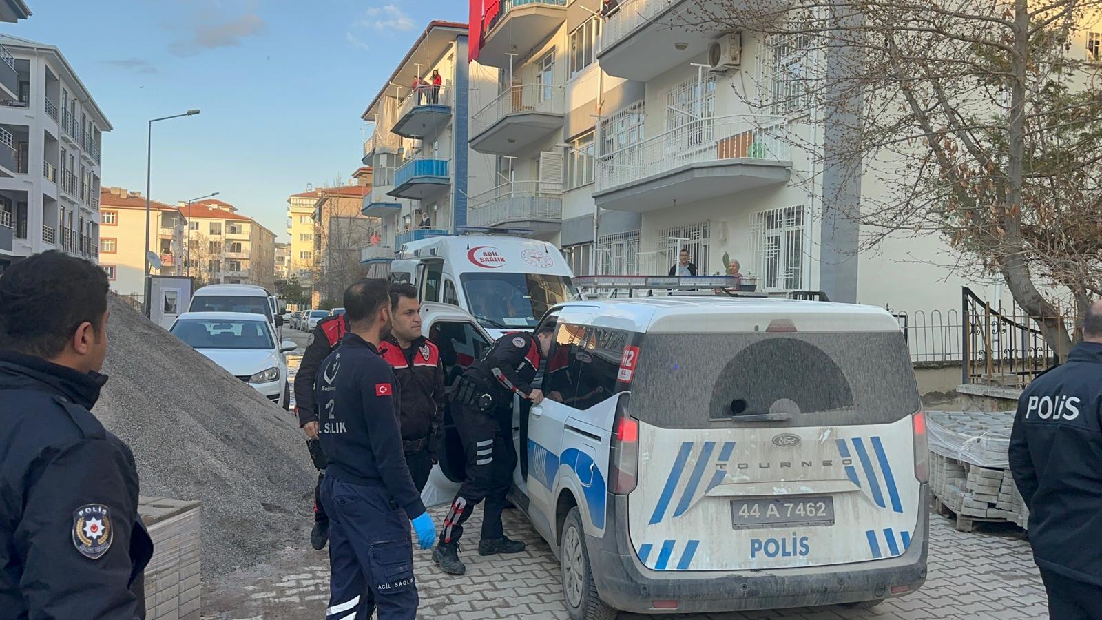 Malatya'da Bıçaklı Kavga: Baba ve Oğlu Yaralandı