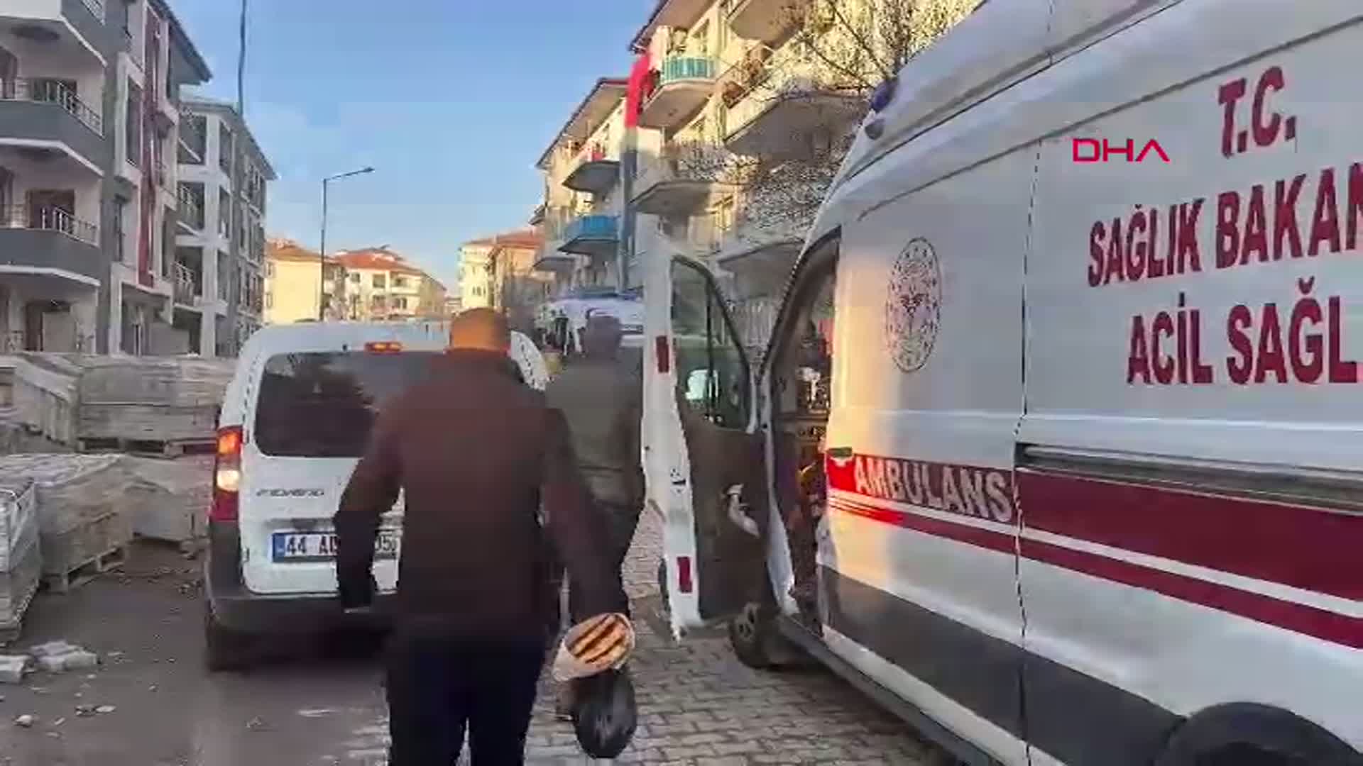 Malatya'da Bıçaklı Kavga: Baba ve Oğul Yaralandı