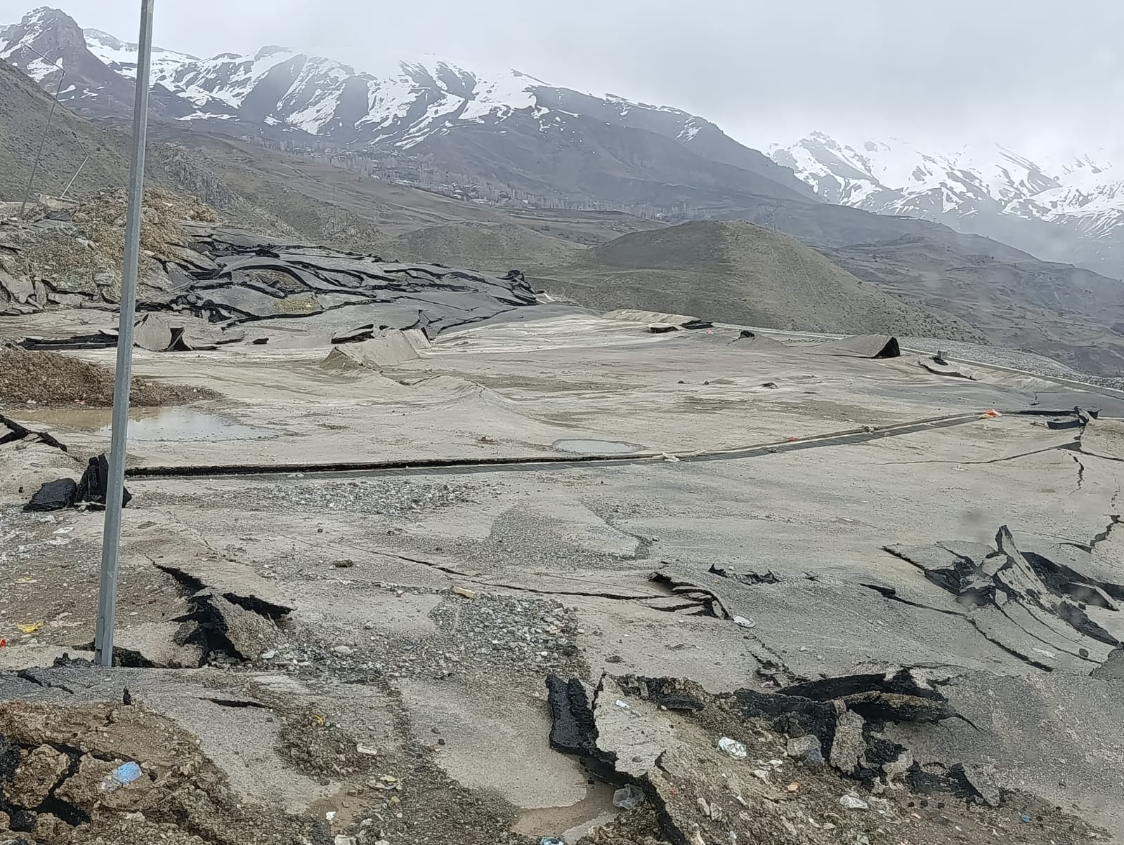 Hakkari'de Heyelan Riski Nedeniyle Katı Atık Tesisi Faaliyetleri Durduruldu