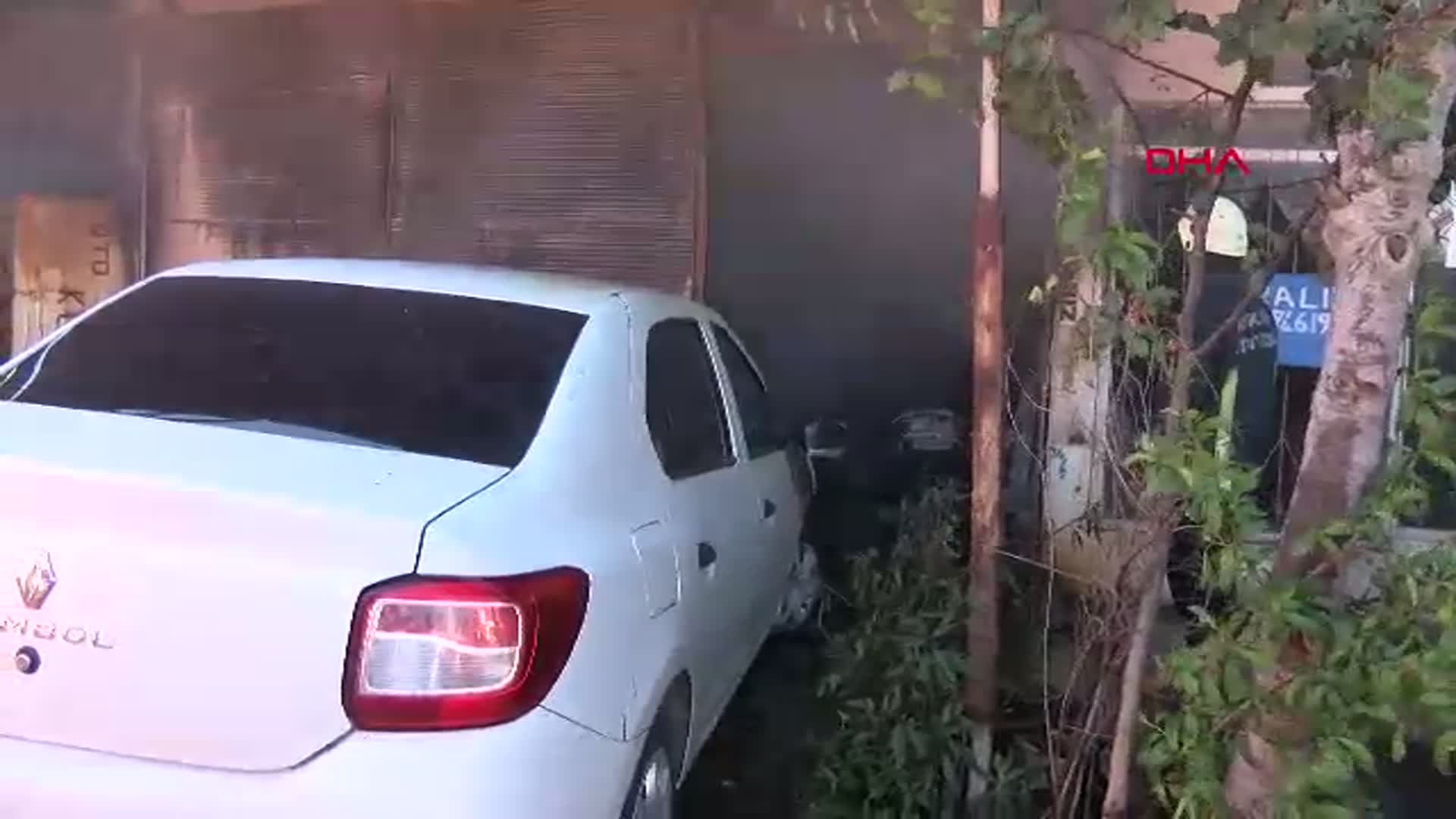 Antalya'da Tamirhanede Yangın; 4 Motosiklet ve 1 Otomobil Zarar Gördü