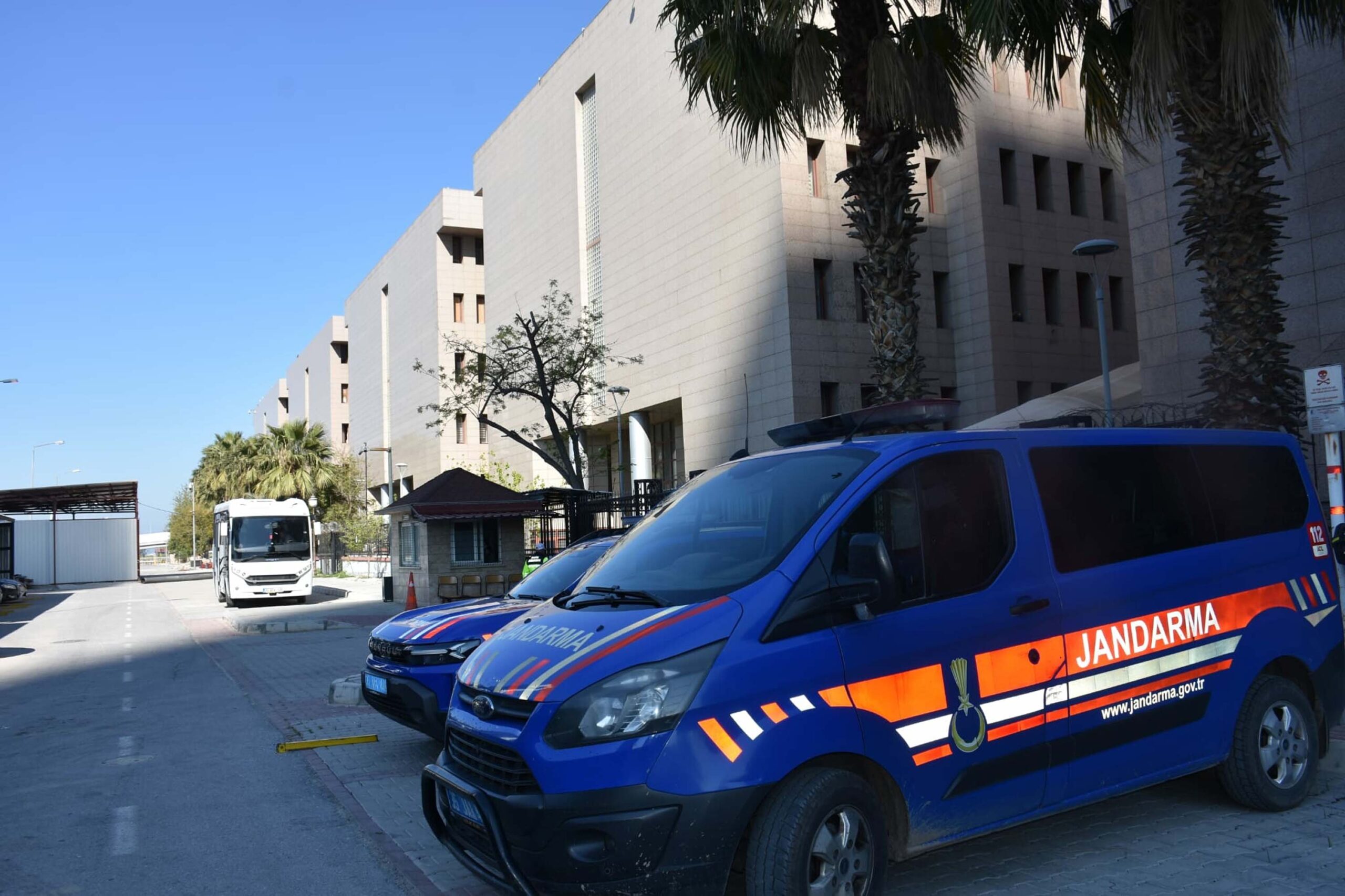 İzmir'deki İZBETON Soruşturmasında 9 Şüpheli Adliyeye Sevk Edildi