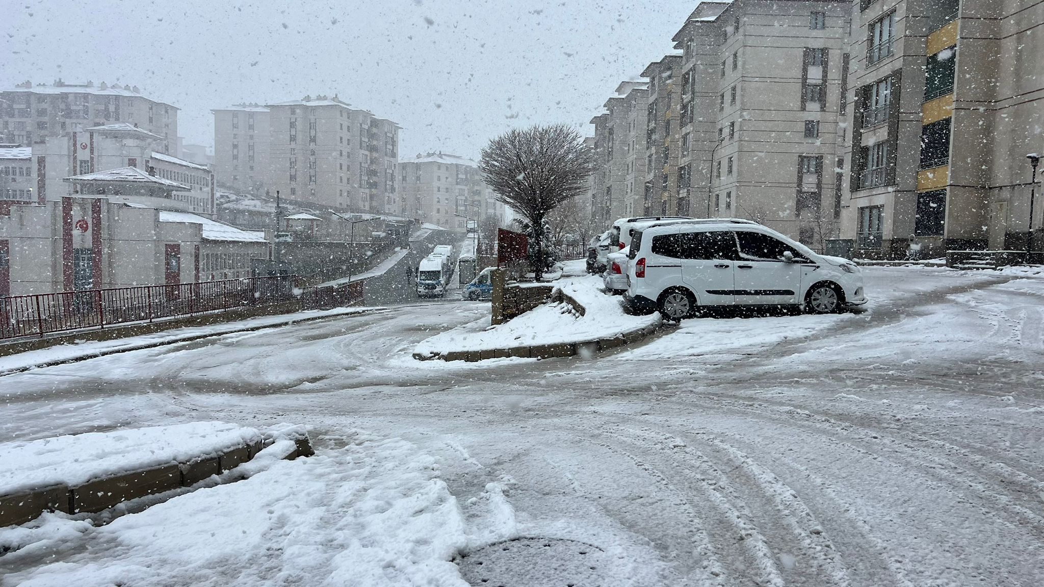 Yüksekova Beyaz Gelinliğiyle Süsleniyor