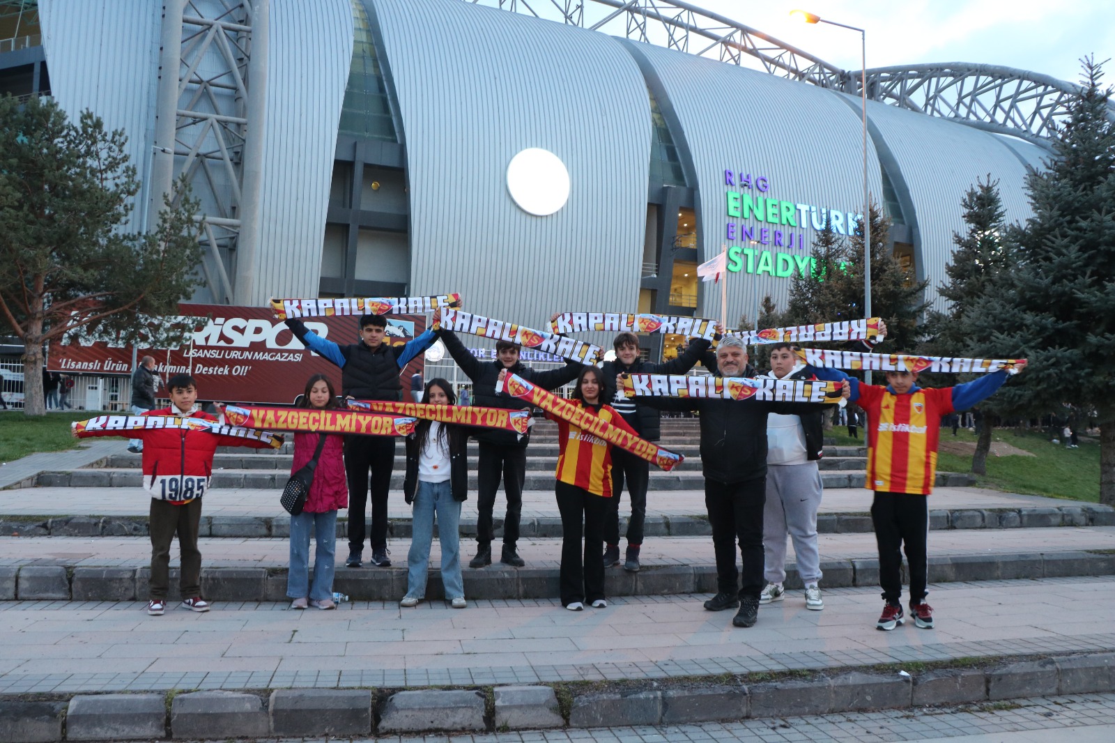 800 Kilometre Uzaktan Kayseri'ye Gelen Öğrenciler Fenerbahçe Maçını İzledi