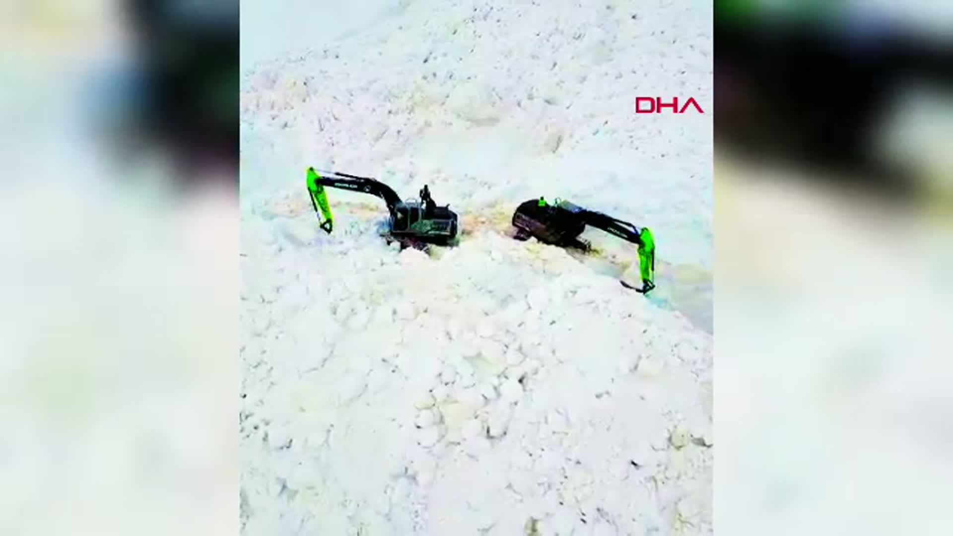 Şırnak'ta İkinci Kez Çığ Düşen Yolda Temizlik Çalışmaları Hızla Devam Ediyor