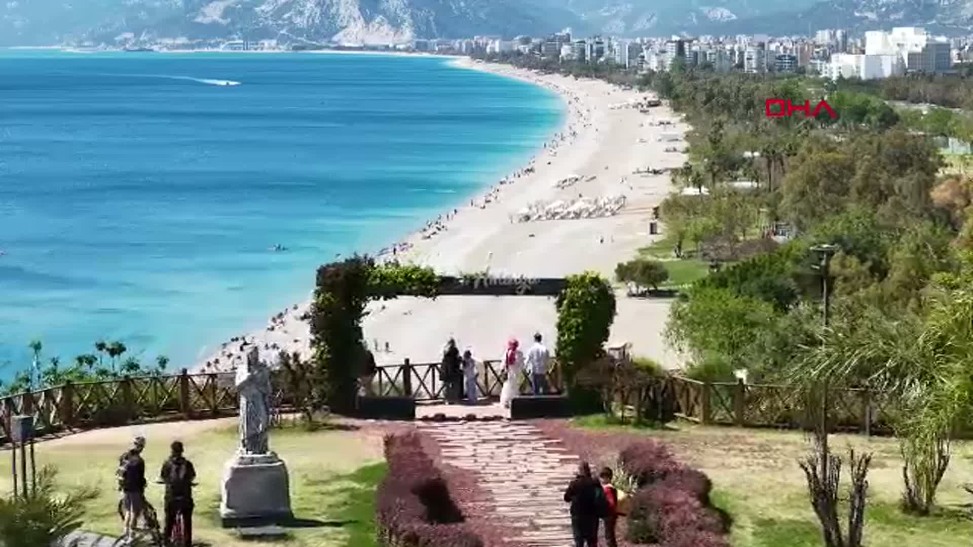 Antalya'da Bahar Coşkusu: Konyaaltı Sahili'nde Yoğunluk