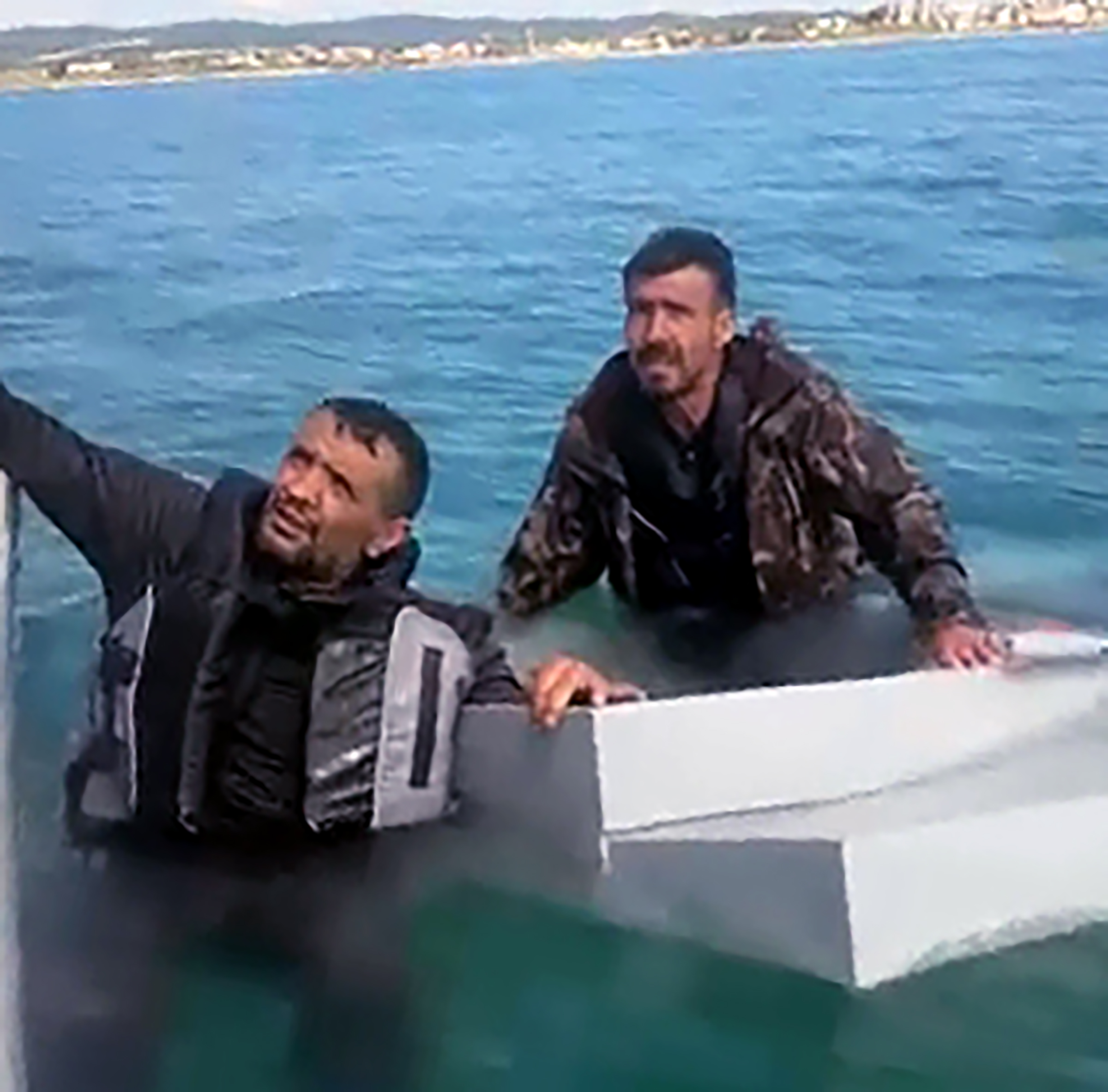 Yumurtalık’ta Balıkçılar, Mahsur Kalan 3 Kişiyi Kurtardı