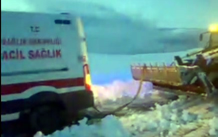 Ambulans Kara Saplandı, Ekipler Zamanla Yarıştı