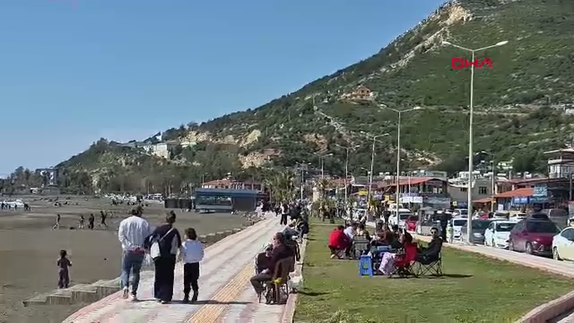 Hatay'da Güneşli Gün! Sahiller Dolup Taştı