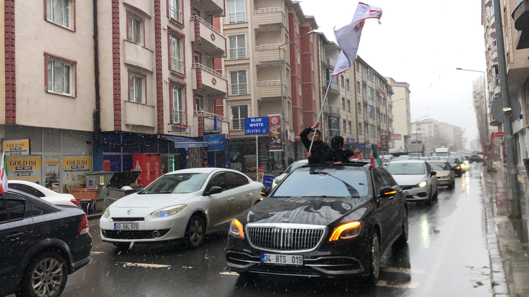 Kars'ta İran'a Destek için Görkemli Araç Konvoyu