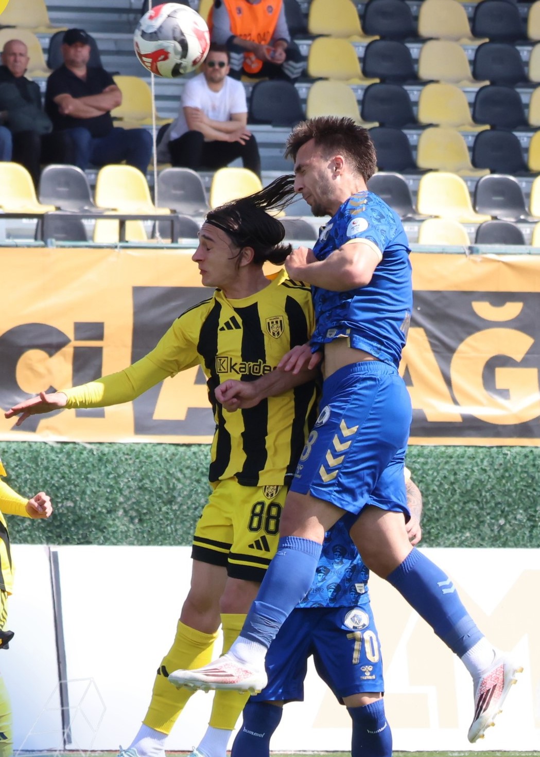 Aliağa FK, Menemen FK'yi 5-0 Geçerek İkinci Sırayı Korudu
