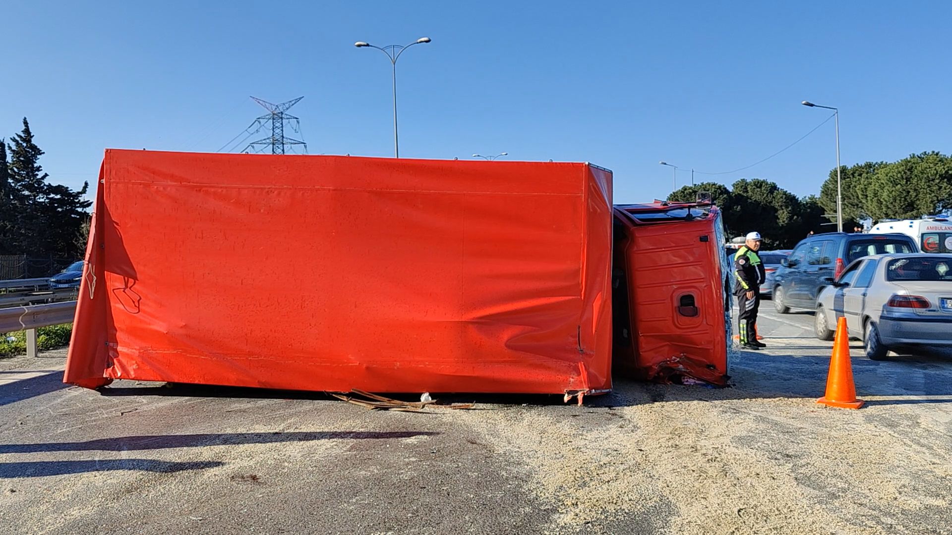 Bayrampaşa'da Otomobil ve Kamyon Çarpıştı: 1'i Çocuk 7 Yaralı