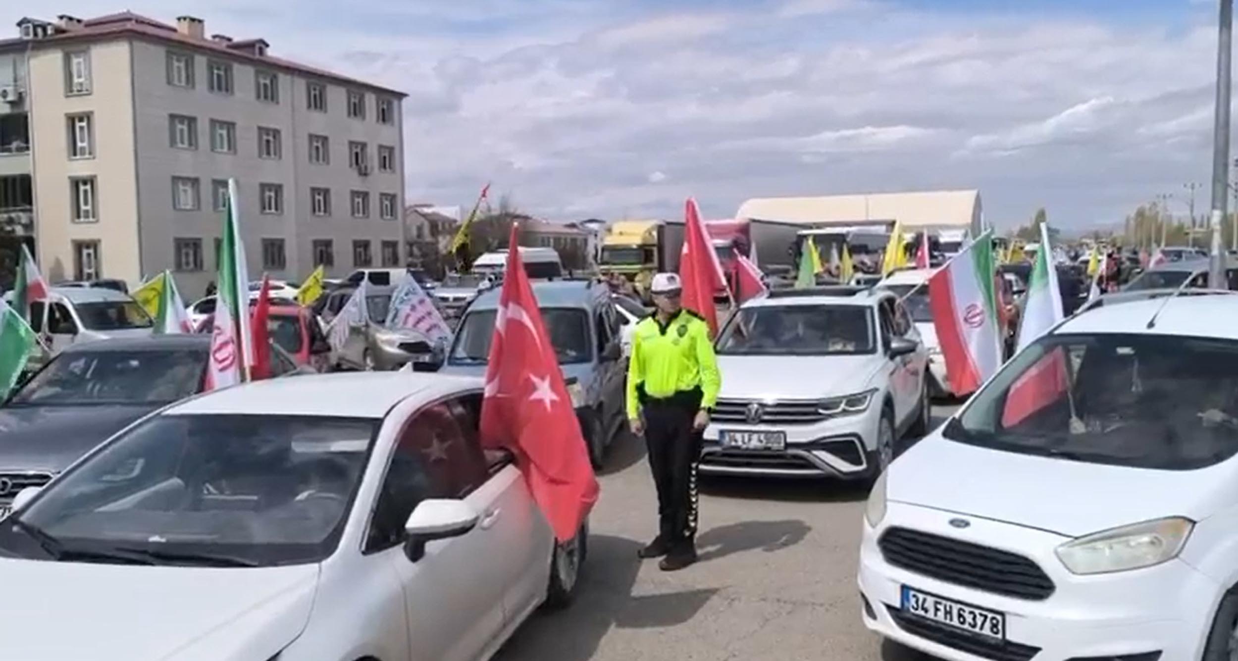 Iğdır'dan İran'a Destek: Yüzlerce Araçla Konvoy Düzenlendi
