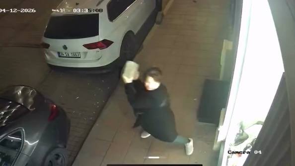 Fatih'te Kaldırım Taşıyla Cam Kıran Kadın Güvenlik Kamerasında
