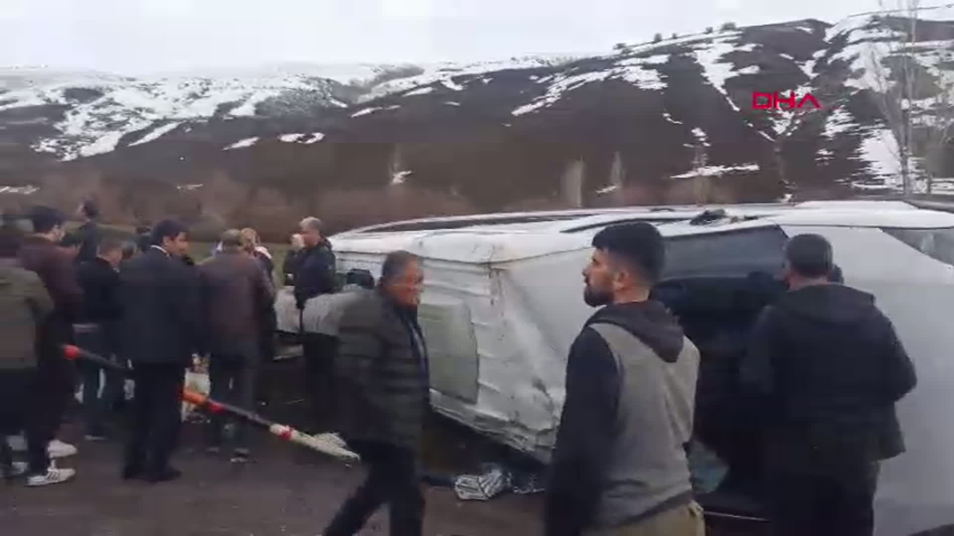 Van'da Dağcıları Taşıyan Minibüs Takla Attı: 13 Yaralı