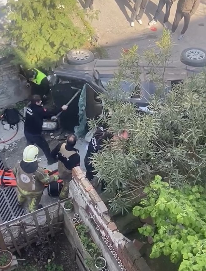 Bursa'da Merdivenlerden Düşen Araçta Sıkışan Yolcu İtfaiye Tarafından Kurtarıldı