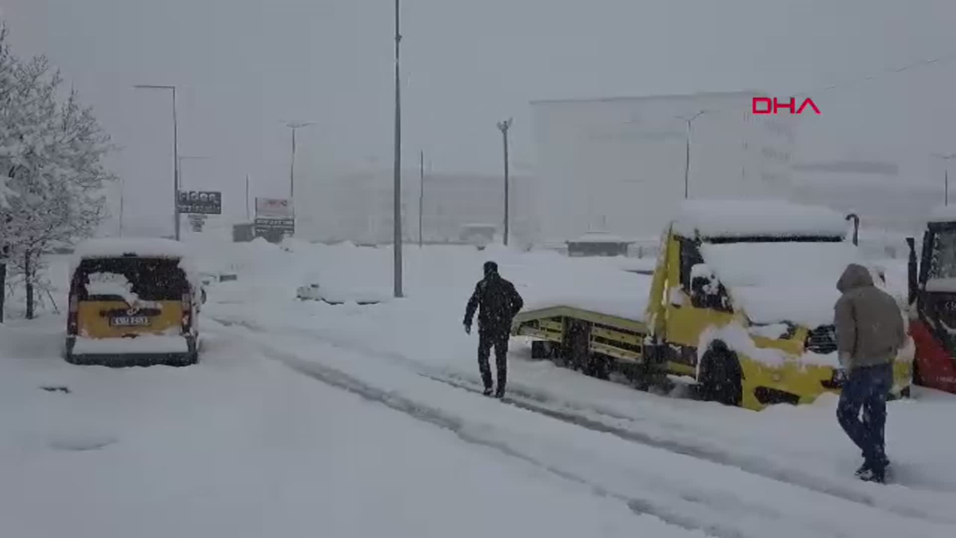 Bitlis'te Kış Şartları 111 Köy Yolunu Kapattı
