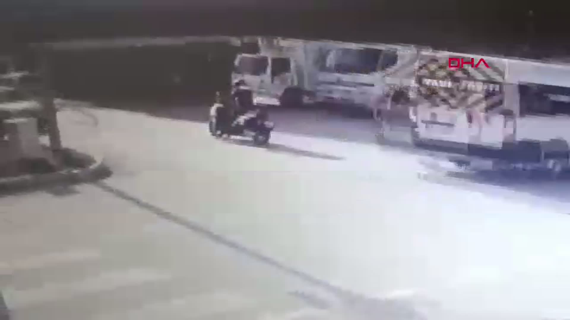 Antalya'da Kamyonun Kasasından Düşen İnşaat Demirleri Otomobili Deldi